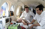 Ärzte versorgen den Patienten im Flugzeug