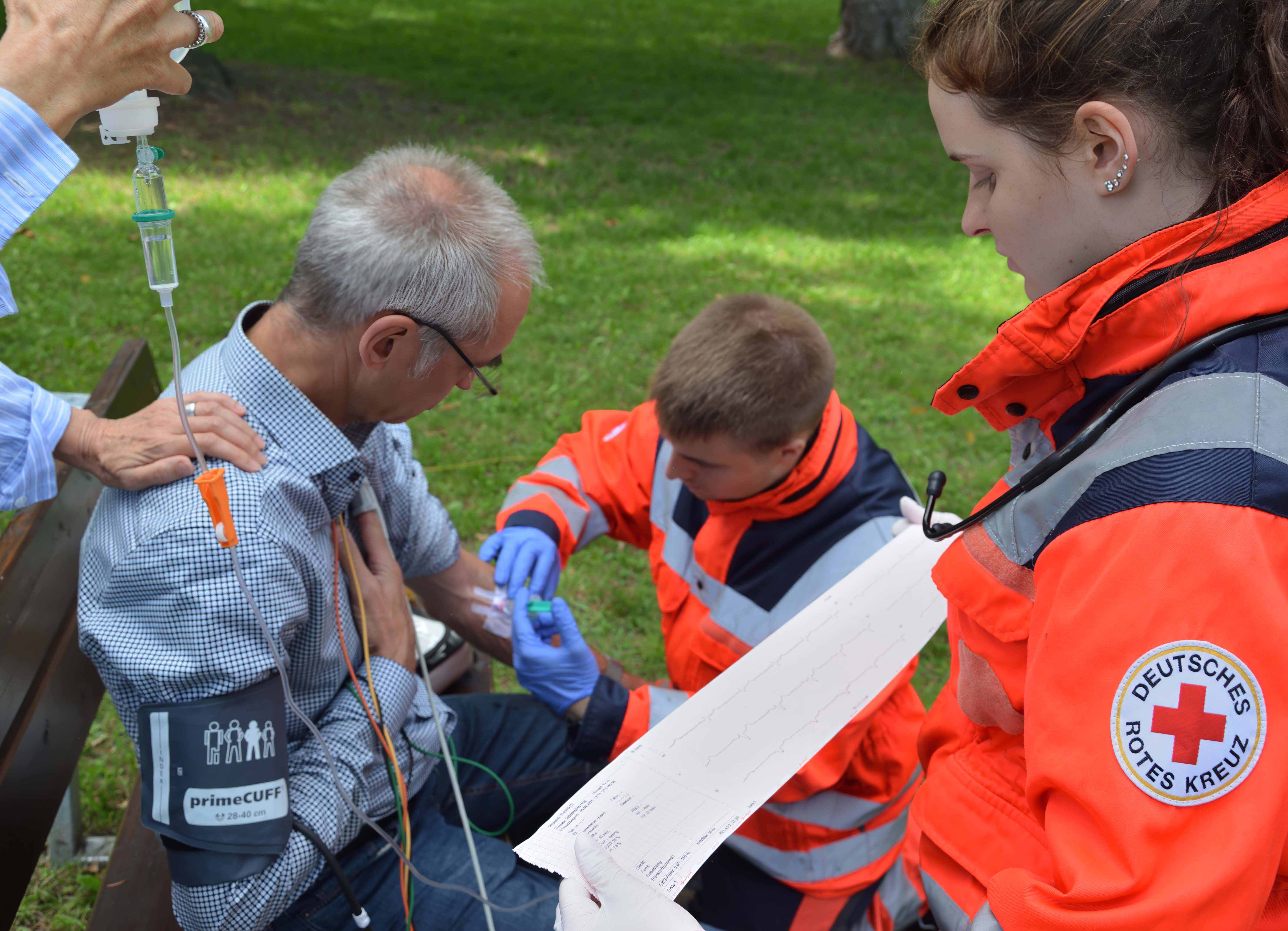 Zu den Informationen über die Notfallrettung Erstversorgung vor dem Rettungswagen