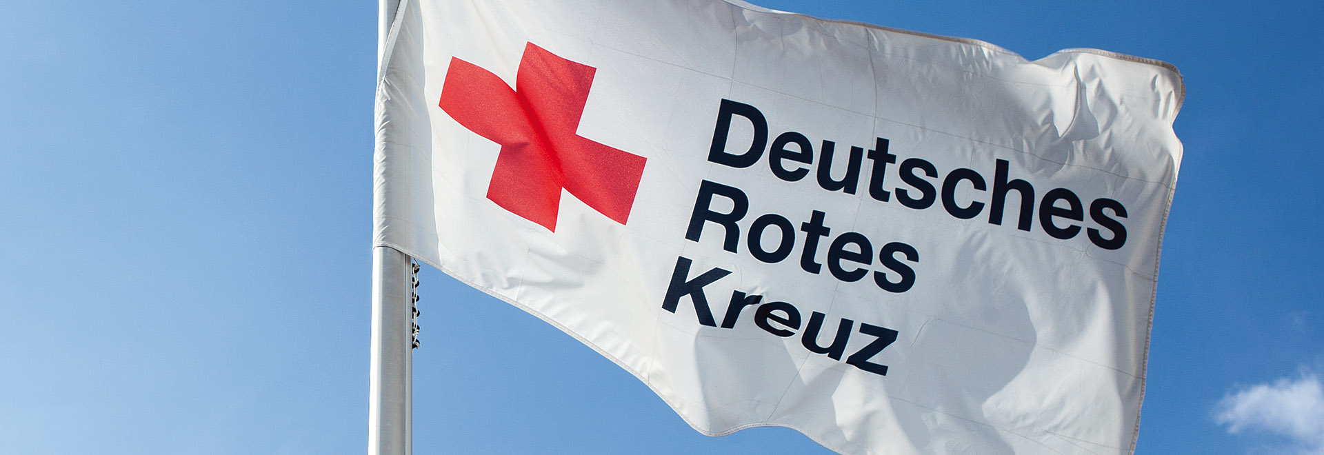 Rotes Kreuz aus Menschen vor dem Brandenburger Tor
