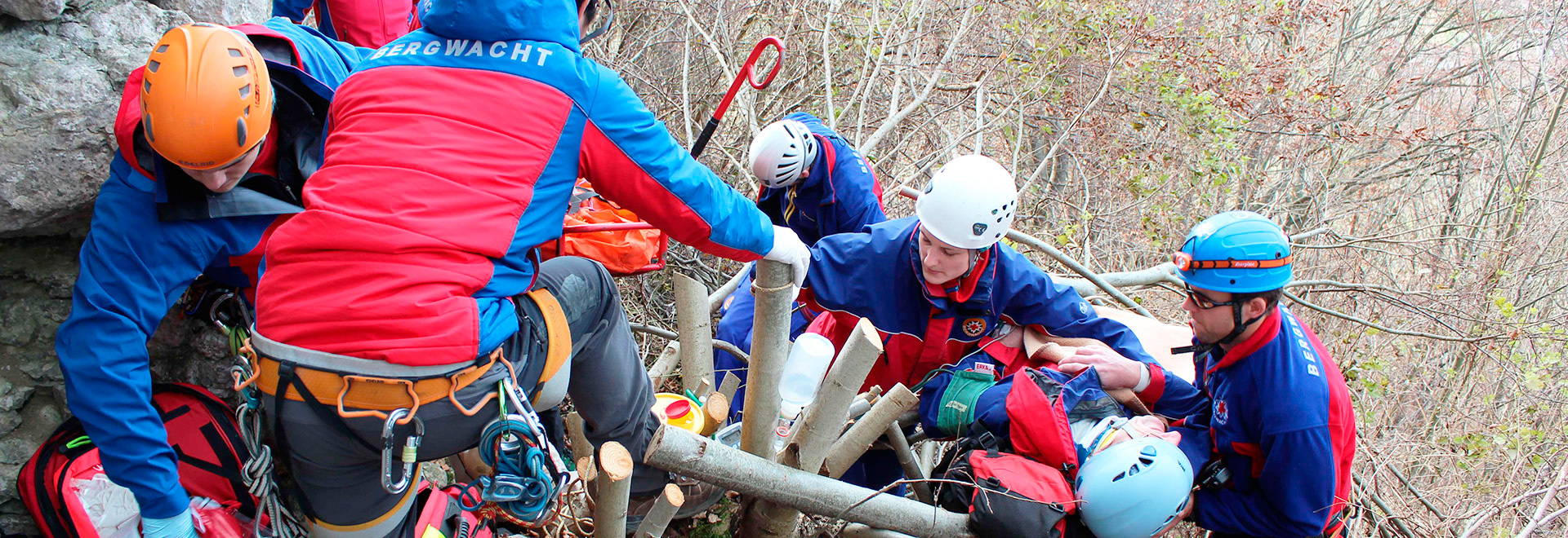 Rettungssanitäter der Bergwacht bergen einen Verletzten
