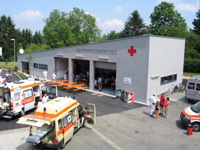Krankenwagen vor der neuen Rettungswache