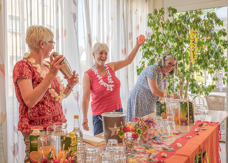 Betreuerinnen mixen Cocktails