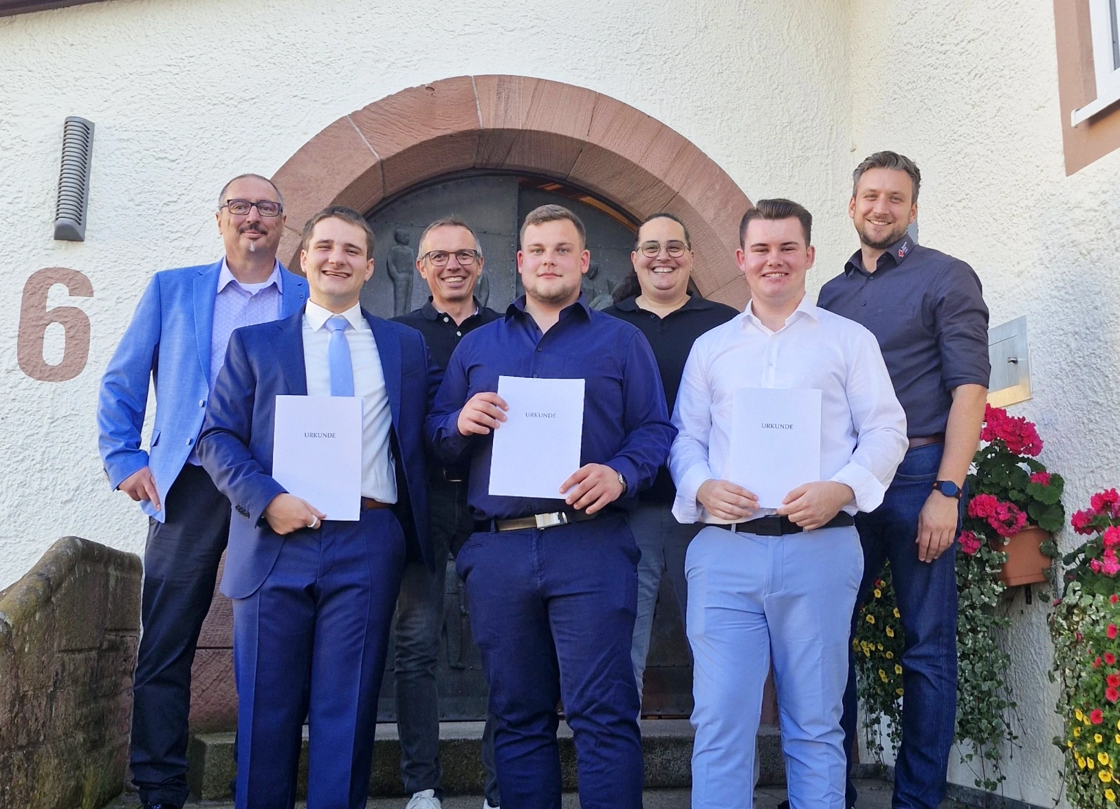 Das Bild zeigt die neuen Notfallsanitäter direkt nach ihrer mündlichen Prüfung in der DRK-Landesschule