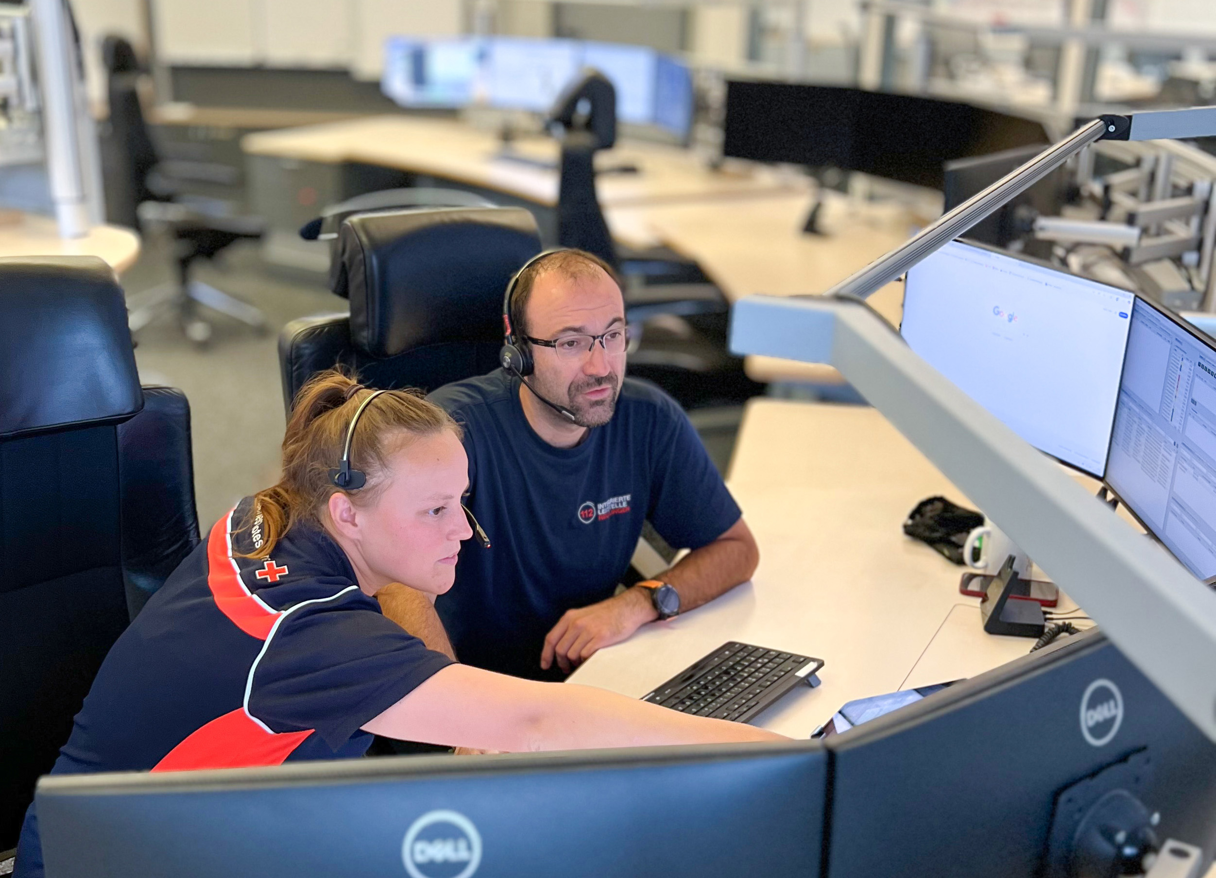 Das Bild zeigt eine Auszubildende zur Notfallsanitäterin, die während ihres Praktikums in der Integrierten Leitstelle in Reutlingen mit einem Disponenten zu sehen ist.