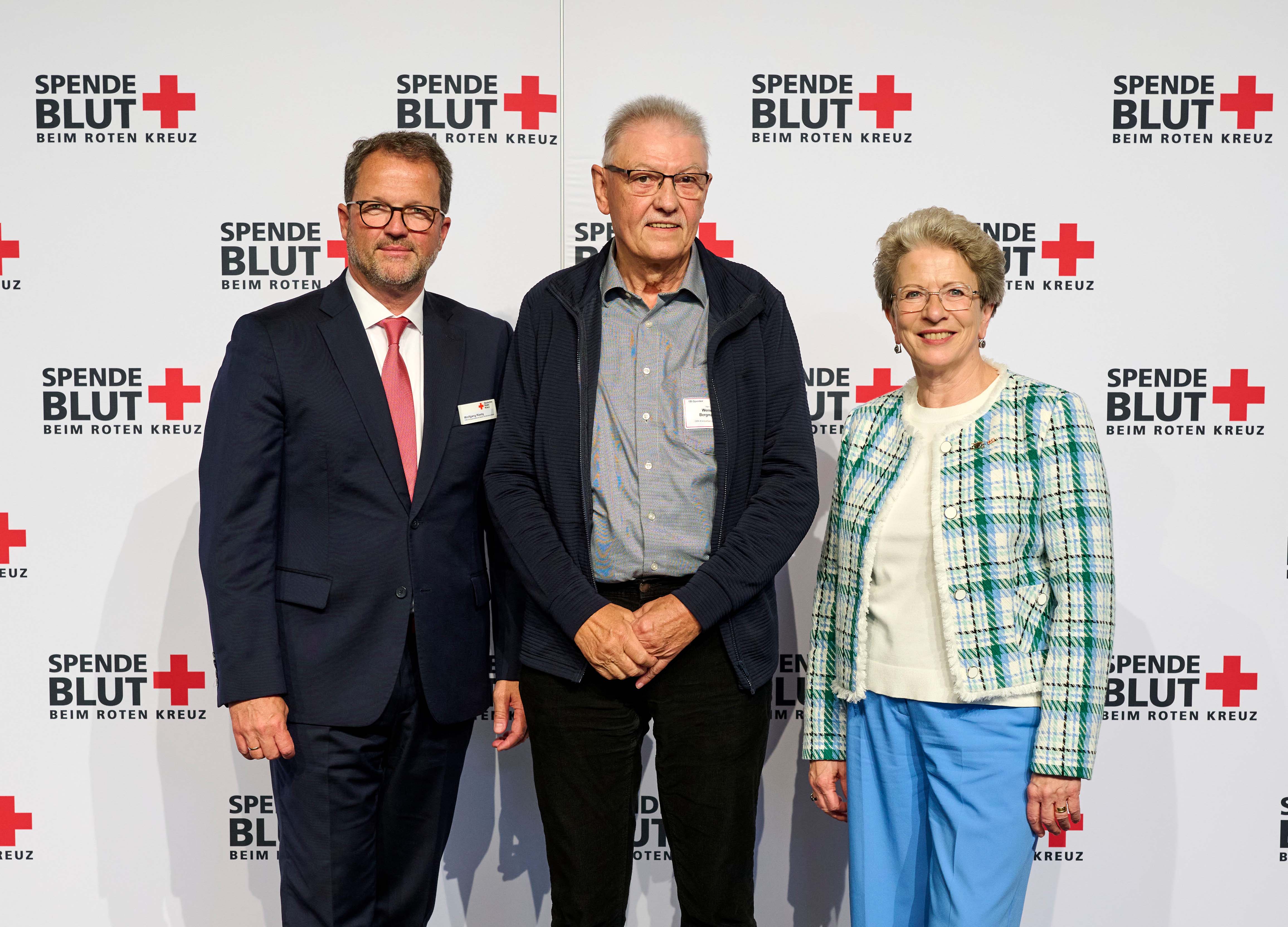 Das Bild zeigt Werner Bergmann bei der Ehrung für seine 150-mal Blutspenden in Stuttgart