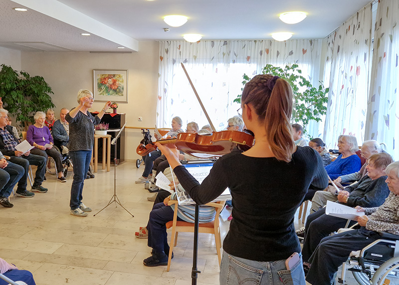 Unsere Bewohner*innen während des Abendkonzerts.