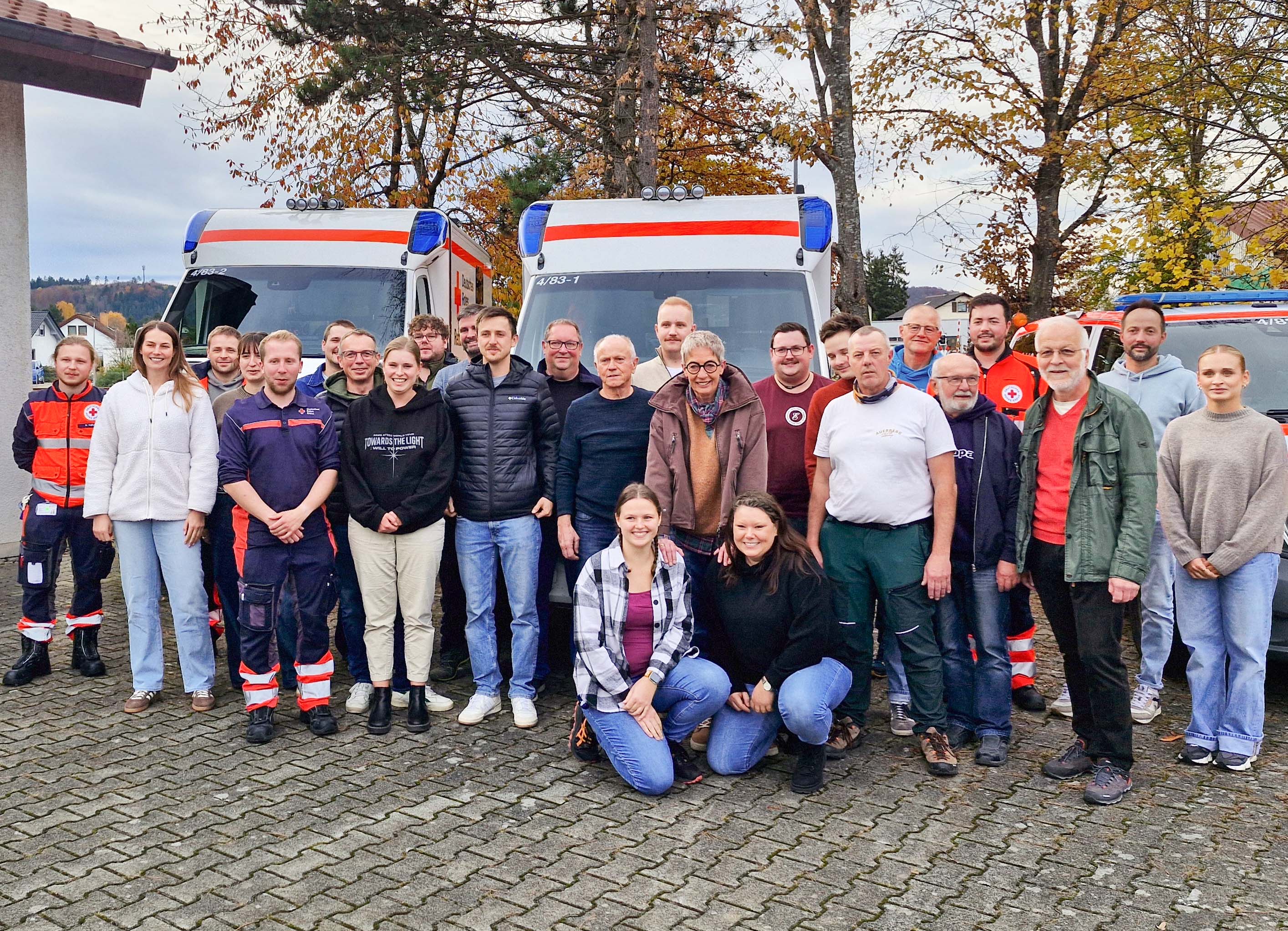 Das Bild zeigt Gertrud Rist mit ihrer Kolleginnen und Kollegen aus dem Rettungsdienst an der REttungswache in Engstingen.