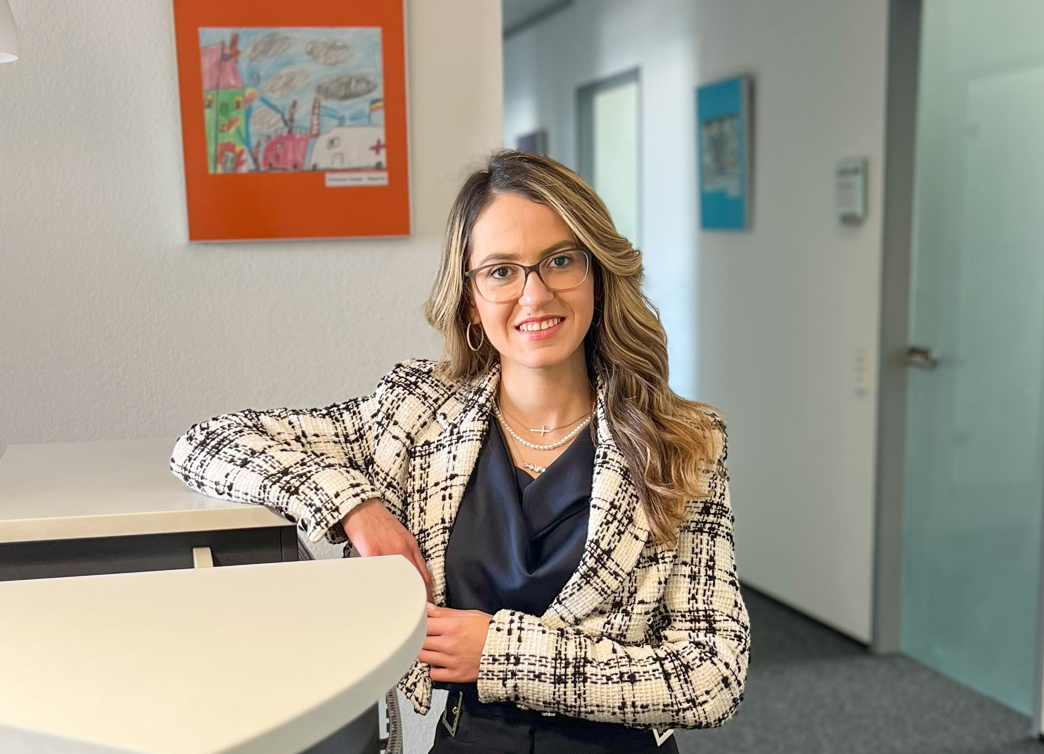 Das Bild zeigt unsere neue Mitarbeiterin Sabrina Martins Teixeira.