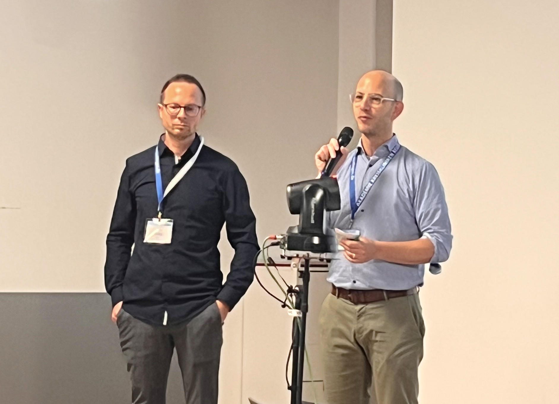 Das Bild zeigt Marco Götz B.A., M.A. von der Akademie der Kreiskliniken und Dr. David Häske MSc MBA vom DRK-Kreisverband Reutlingen in der Vorstellung der nächsten Vorträge.