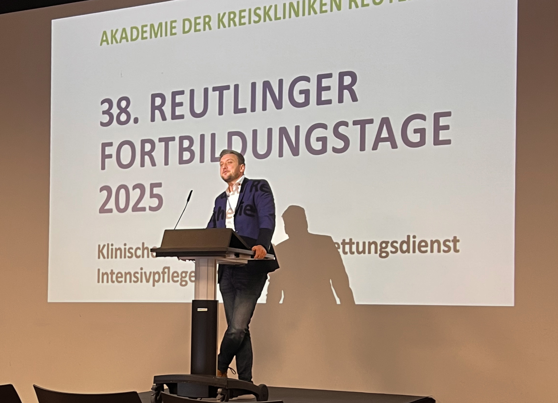 Das Bild zeigt Rettungsdienstleiter Niklas Heinemann bei der Begrüßung