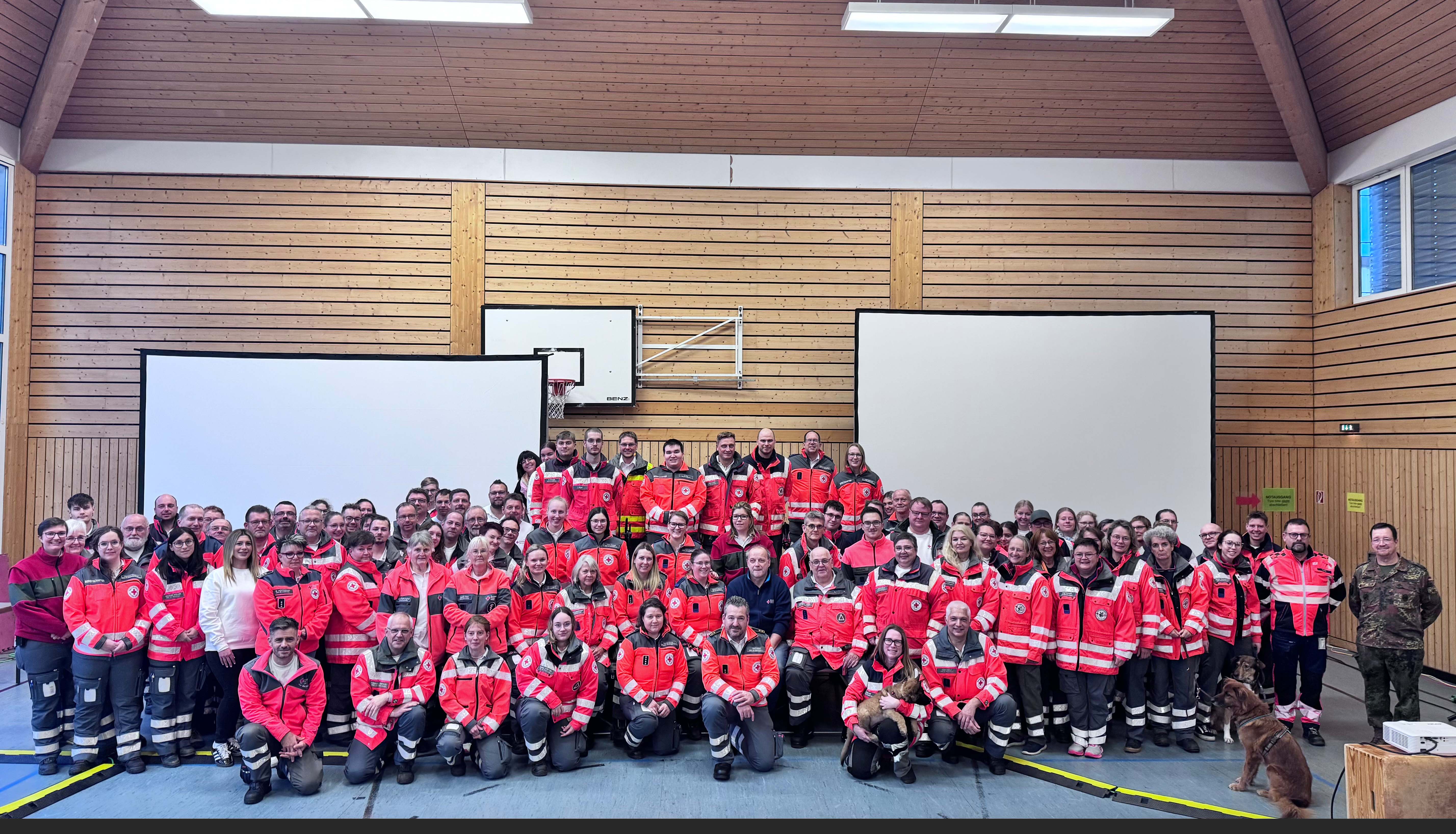 Das Bild zeigt alle 120 Teilnehmenden der kreisweiten Fortbildung mit ihren Referenten und der Kochgruppe.