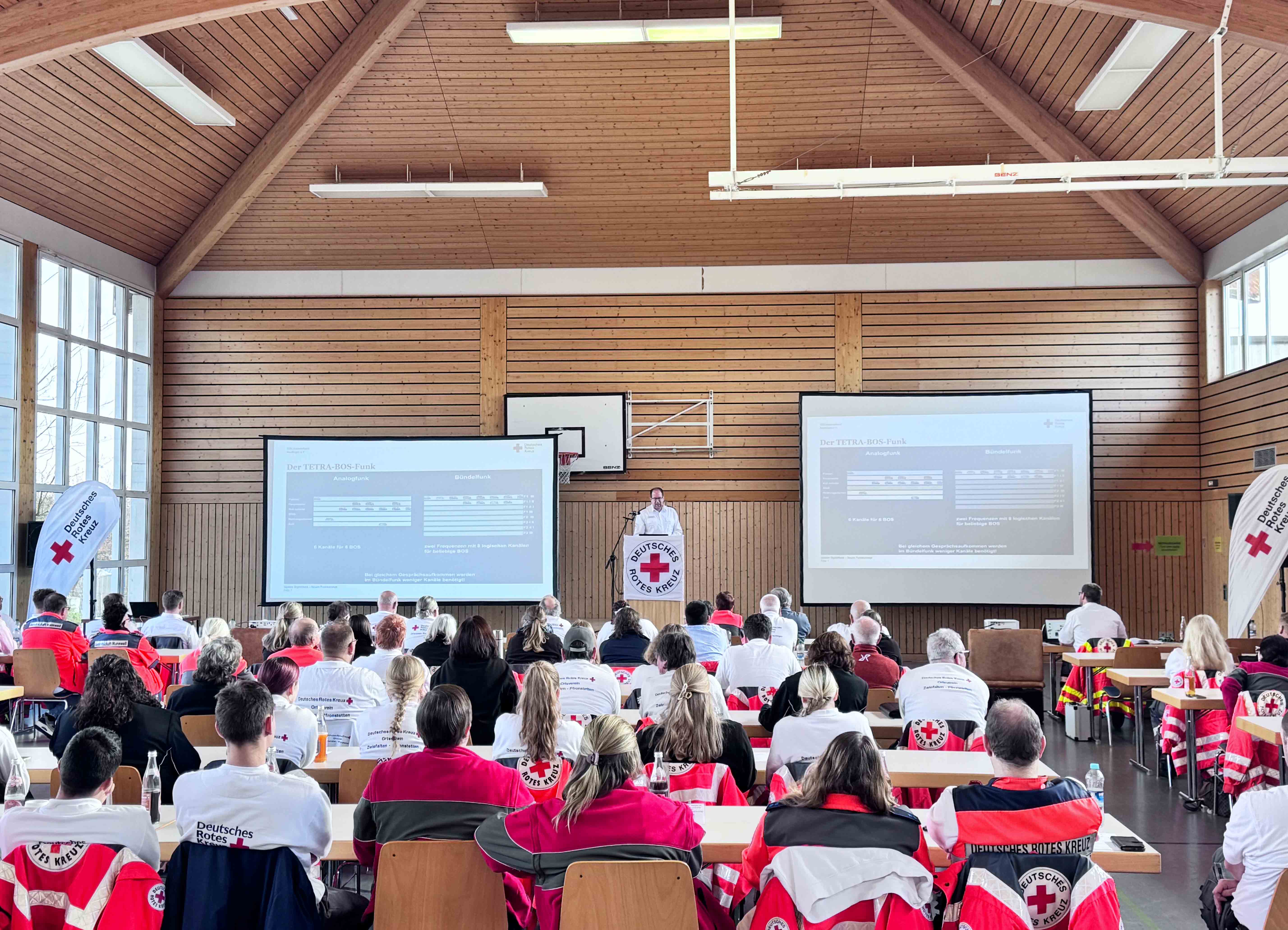 Das Bild zeigt einen Mann, der einen Vortrag hält. 