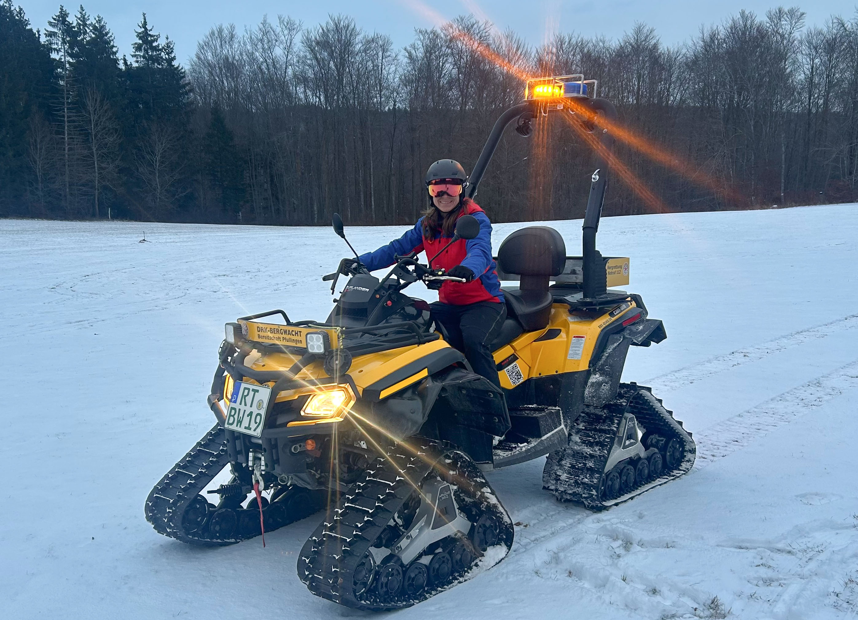 Das Bild zeigt Simone Voßkamp auf einen Quad mit Ketten für die Rettung im Gelände im Winter.