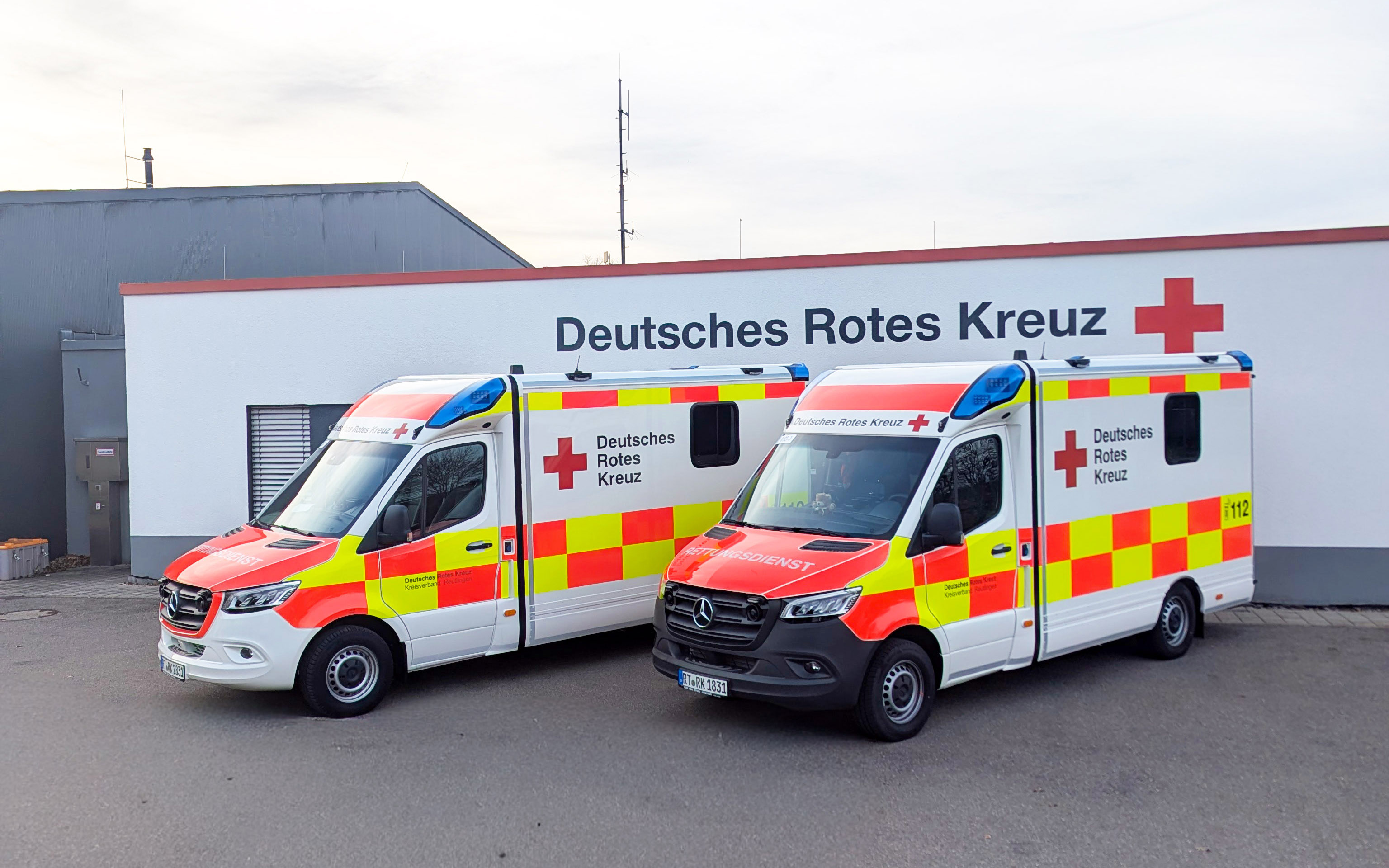 Das Bild zeigt zwei Rettungswagen vor dem Zentrum für Bevölkerungsschutz in Pfullingen. 