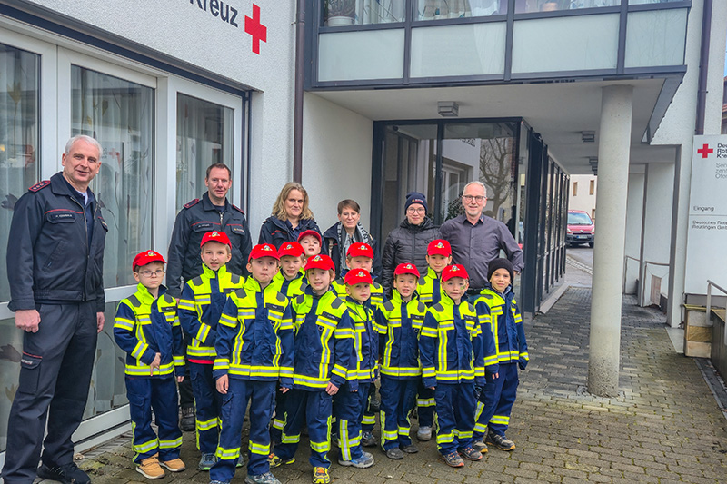 Das Bild zeigt die Kinder der Kinderfeuerwehr Oferdingen bei ihrem Besuch im DRK-Seniorenzentrum Oferdingen. 