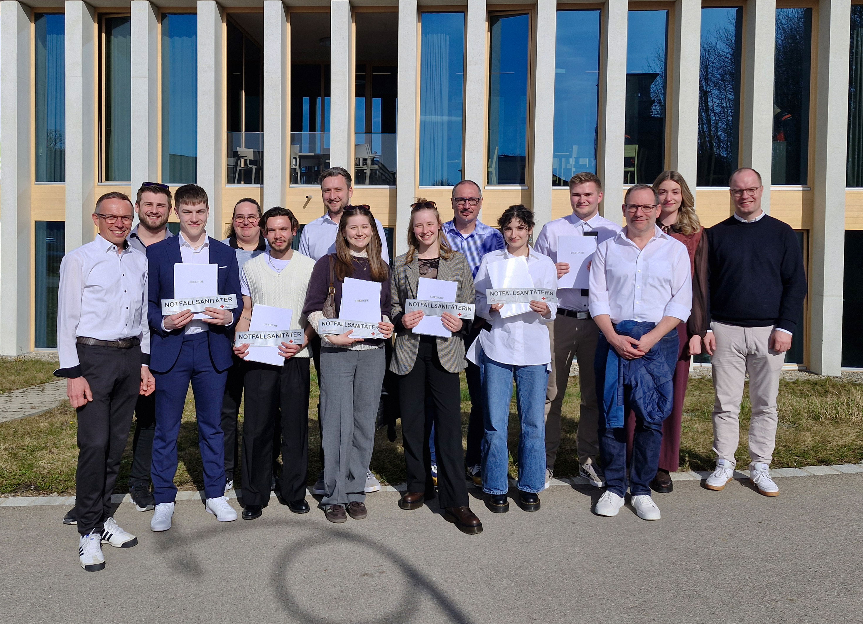 Das Bild zeigt die Absolventen, Ausbilder und Kreisverbandsführung Reutlingen vor der Bildungseinrichtung in Ulm 