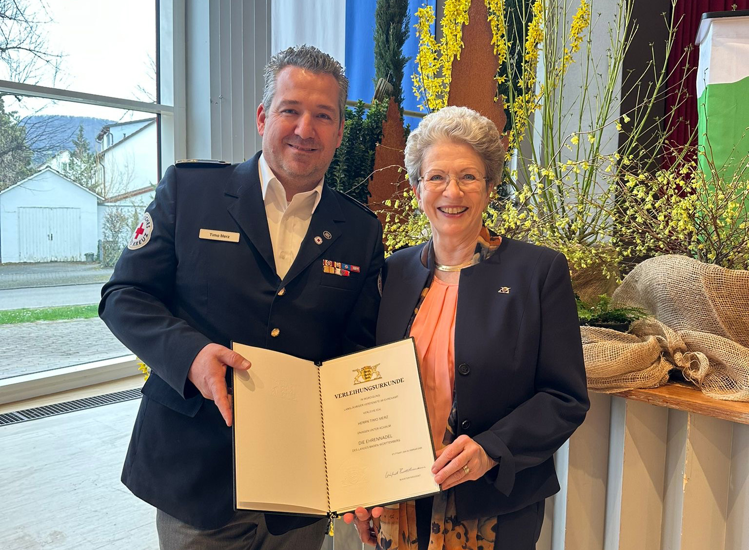 Das Bild zeigt Staatsrätin Barbara Bosch mit dem geehrten Timo Merz.