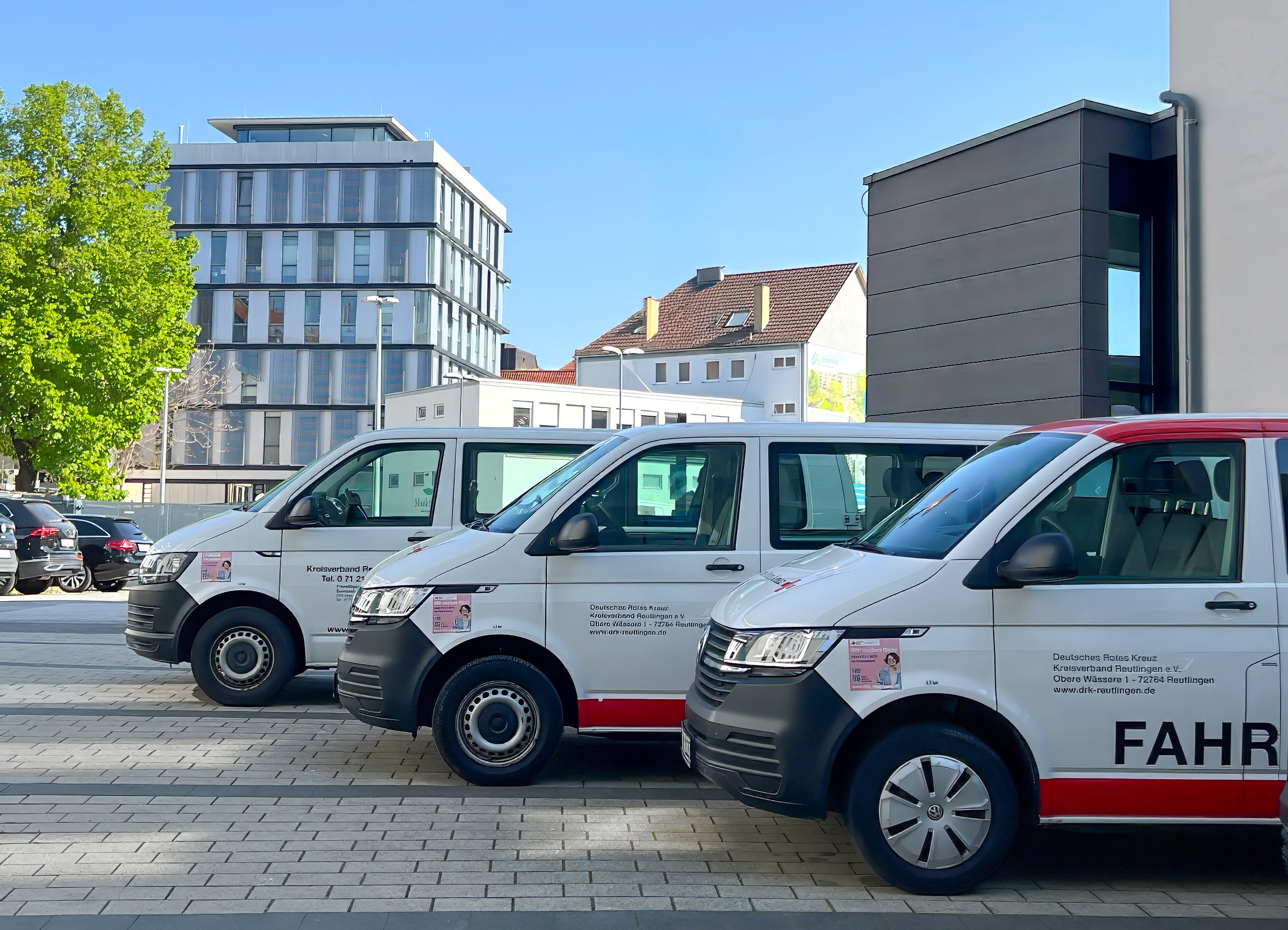 Auf dem Foto sind Fahrzeuge des DRK-Fahrdienstes zu sehen. 