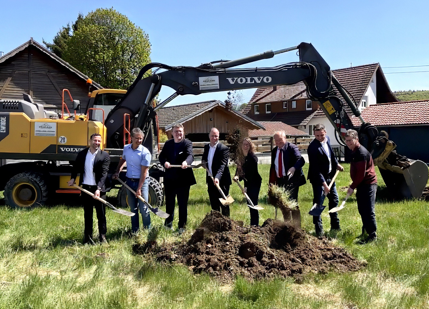 Das Bild zeigt alle Aktuere beim Spatenstich auf dem Gelände der neuen Wacherz im  Interview mit dem SWR Fernsehen