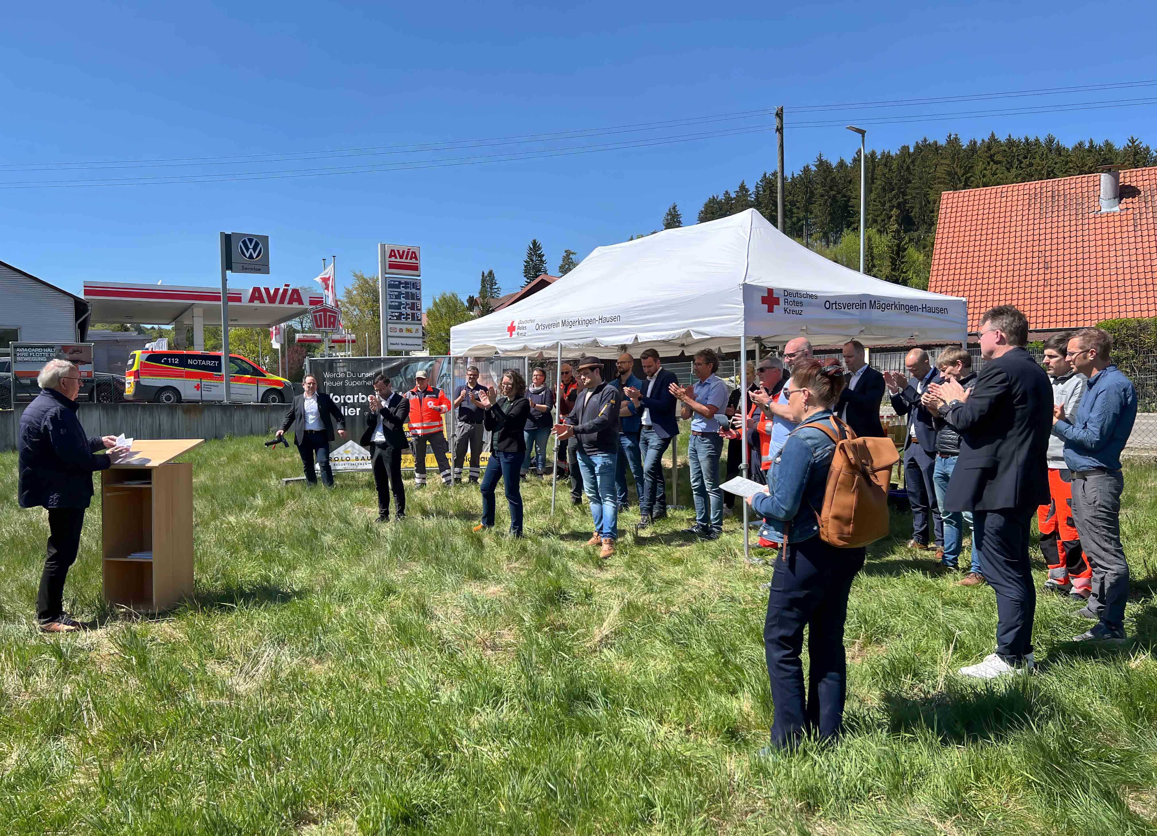 Das Bild zeigt alle Anwesenden beim Spatenstichhaftsleiter Timo Merz und DRK-Kreisgeschäftsführer Thomas Födisch