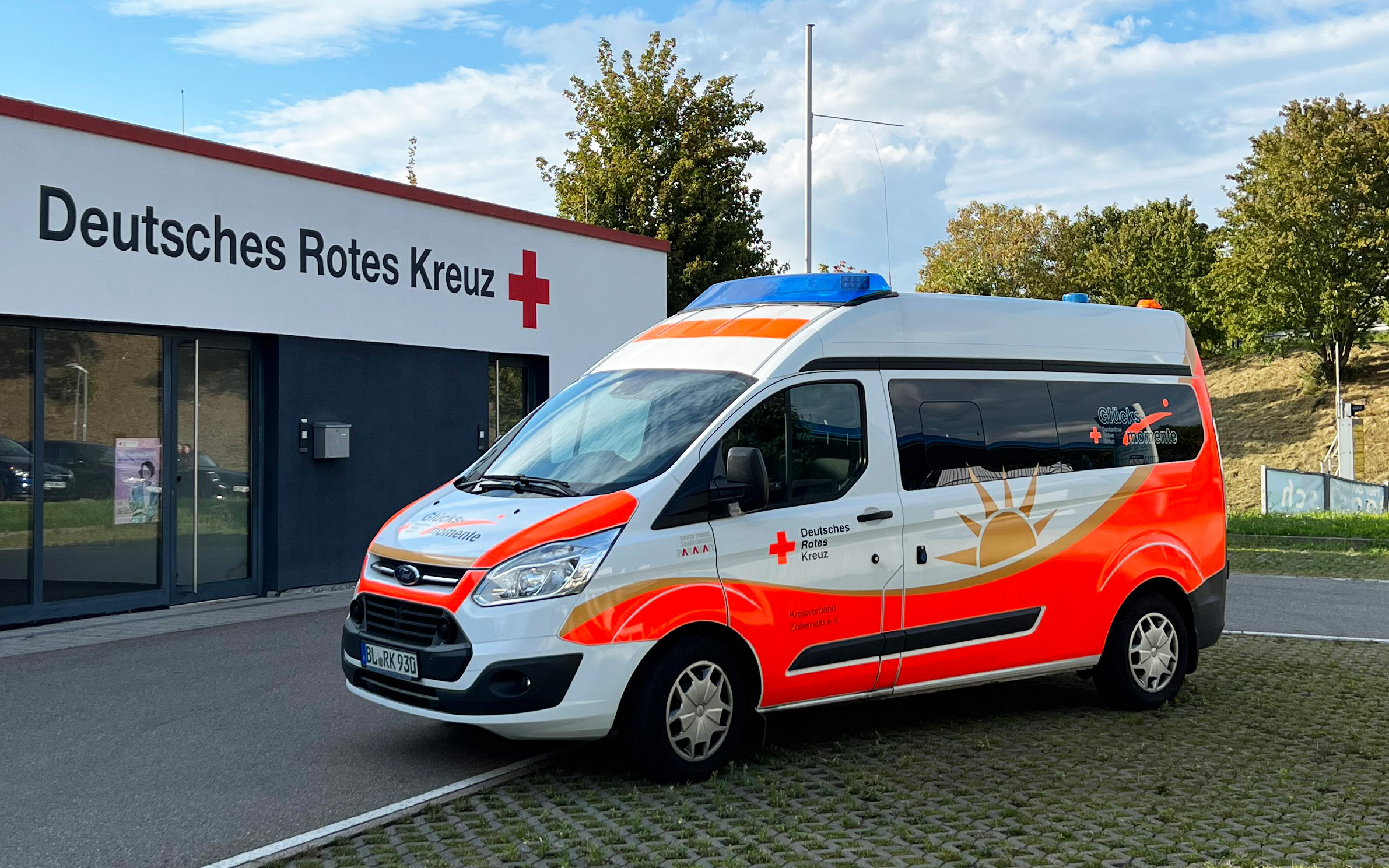 Das Bild zeigt das Fahrzeug der Glücksmomenteuen Wacherz im  Interview mit dem SWR Fernsehen