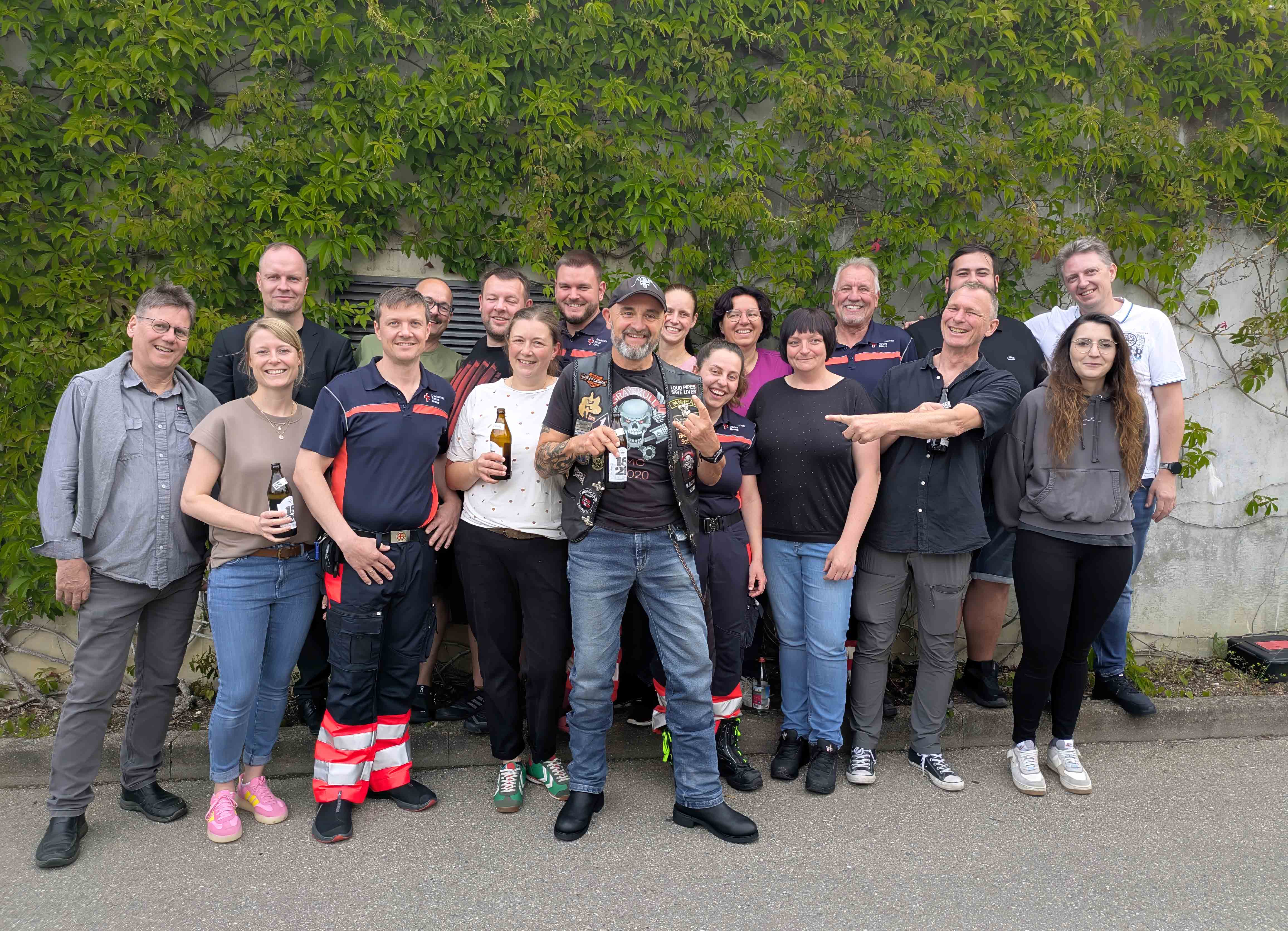 Das Bild zeigt Armin Müller mit seinen Kolleginnen und Kollegen bei der Verabschiedung