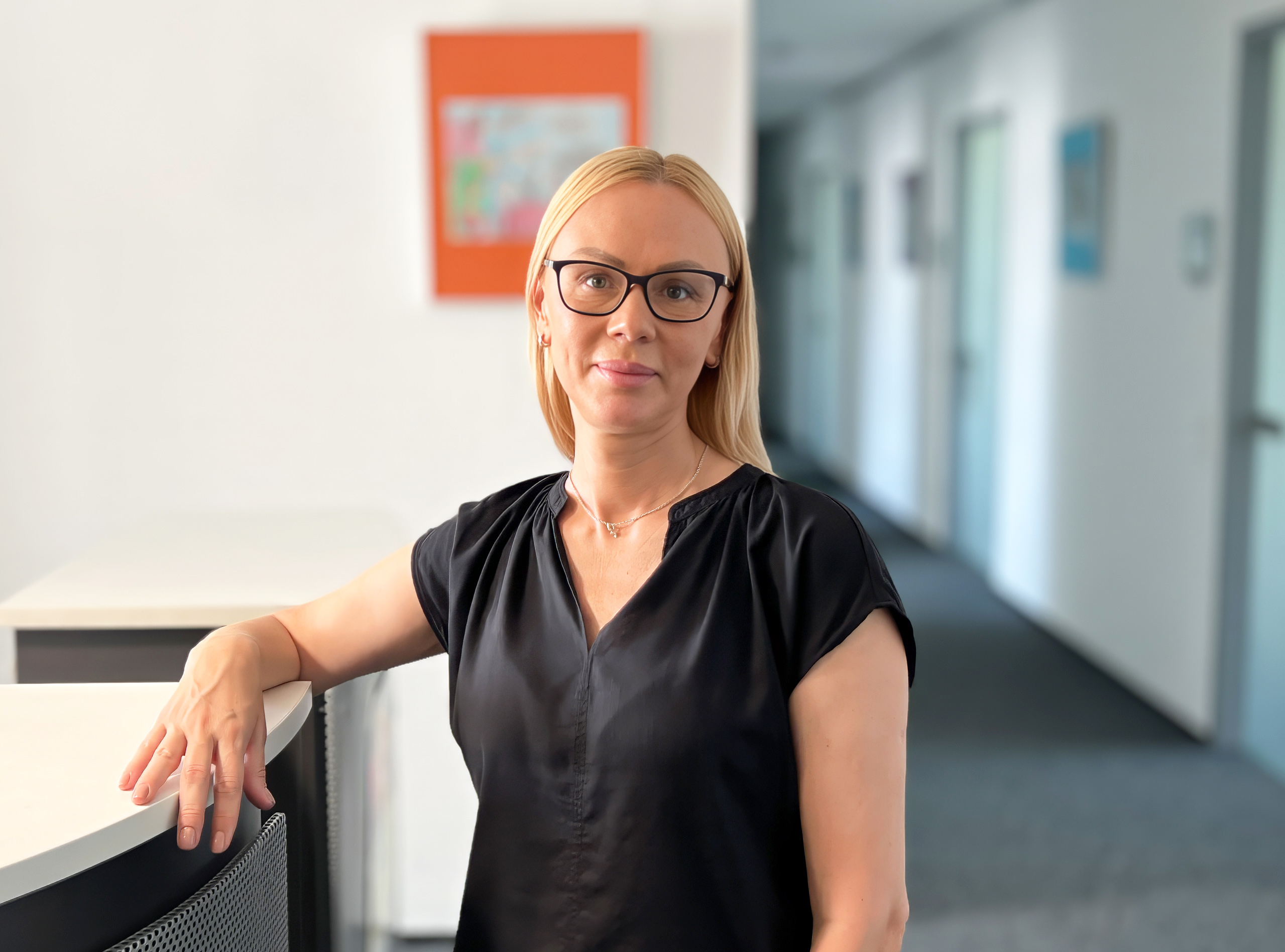 Das Bild zeigt Svitlana Mineva am Empfang der DRK-Kreisgeschäftsstelle Reutlingen 