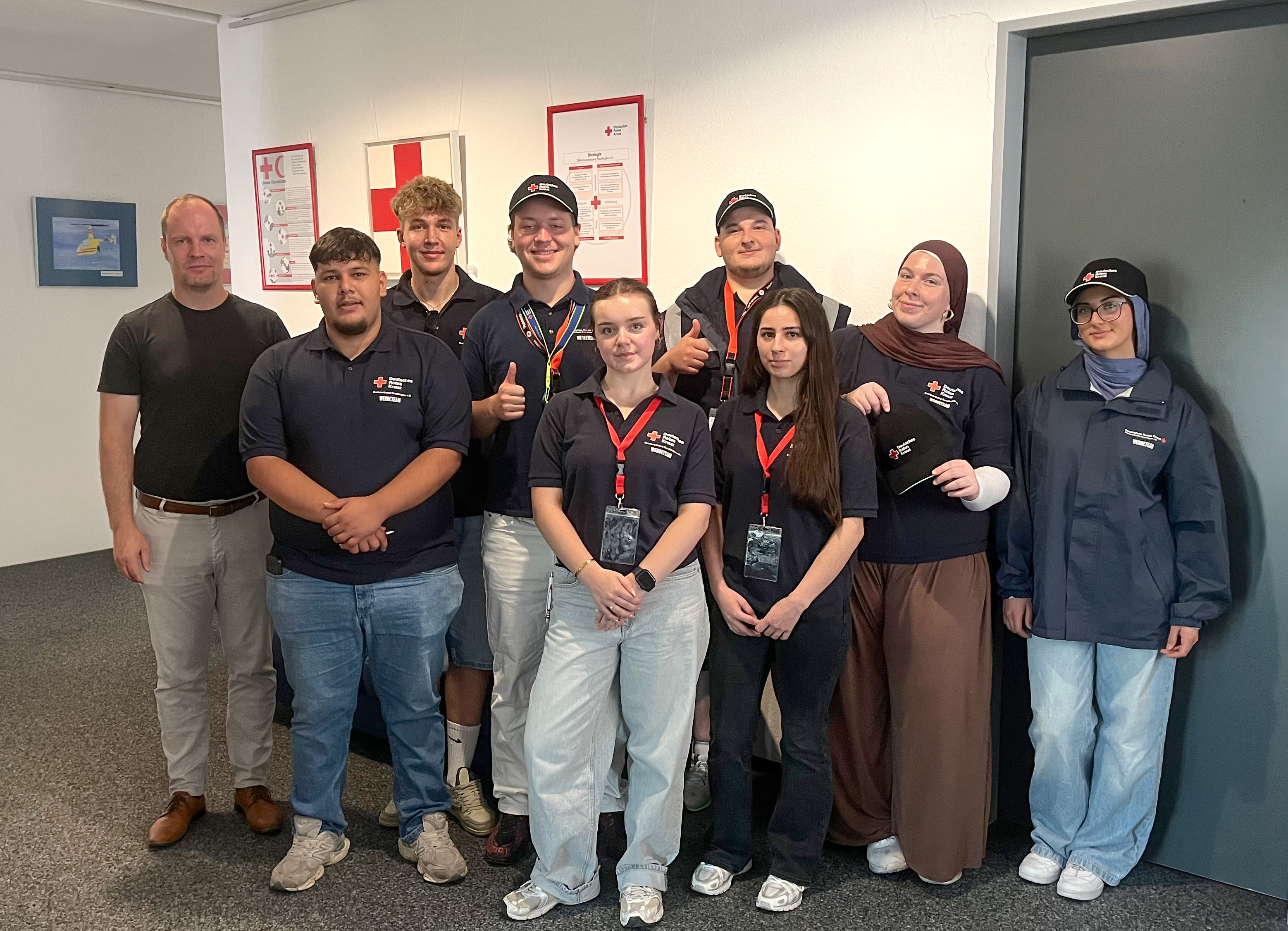 Das Bild zeigt das Werbeteam in der DRK-Kreisgeschäsftstelle in Reutlingen zusammen mit Kreisgeschäftsführer Thomas Födisch