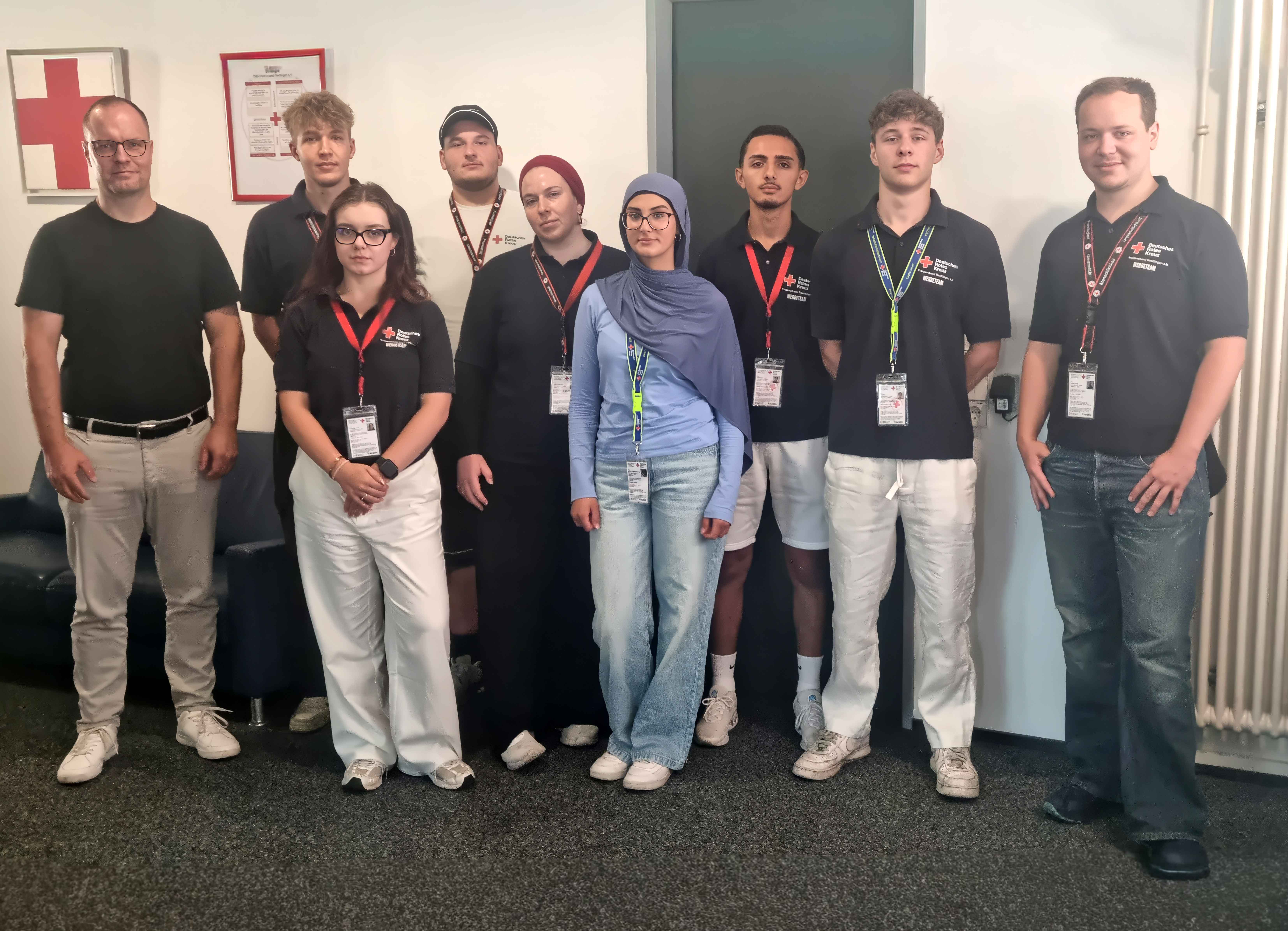 Das Bild zeigt das Werbeteam in der DRK-Kreisgeschäsftstelle in Reutlingen zusammen mit Kreisgeschäftsführer Thomas Födisch
