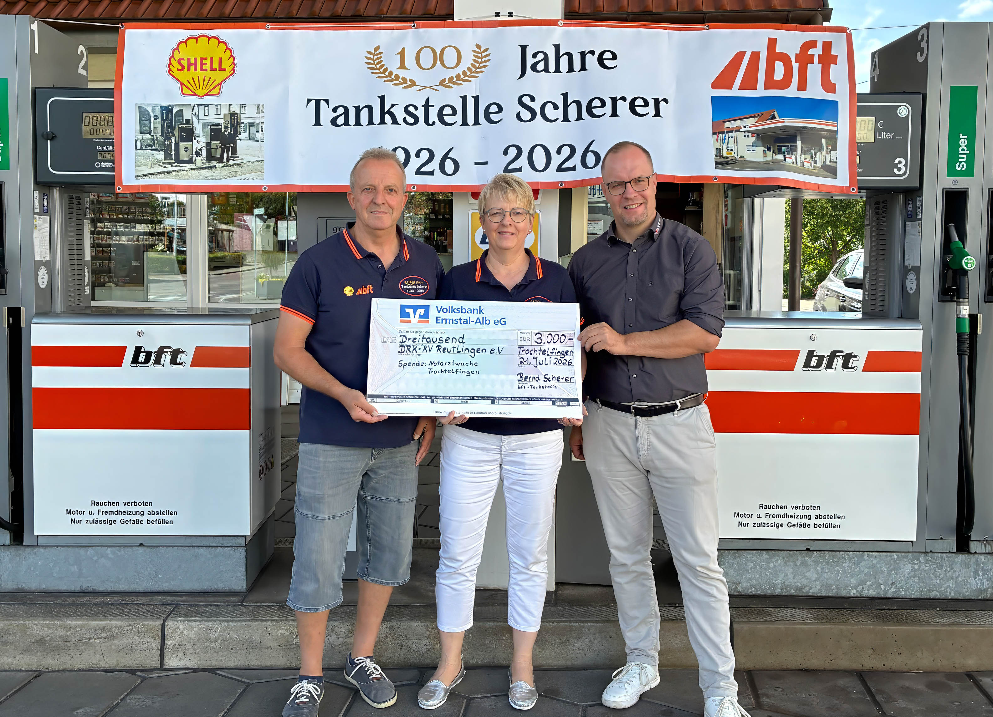 Bild: Bernd und Ursula Scherer übergeben den Spendenscheck an DRK-Kreisgeschäftsführer Thomas Födisch