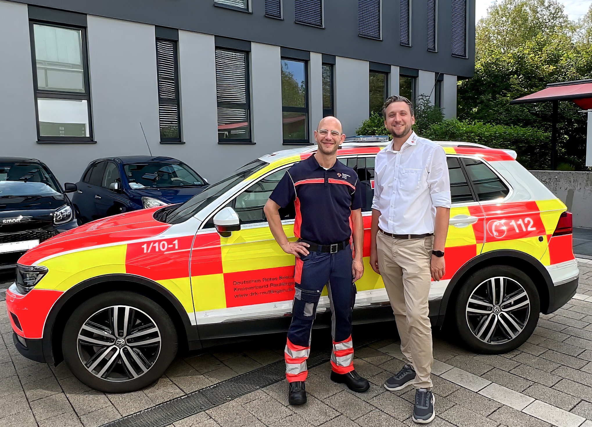 Das Bild zeigt Dr. David Häske mit Niklas Heinemann, Rettungsdienstleiter DRK-Kreisverband Reutlingen, vor einem Einsatzfahrzeug der DRK-Reutlingen.