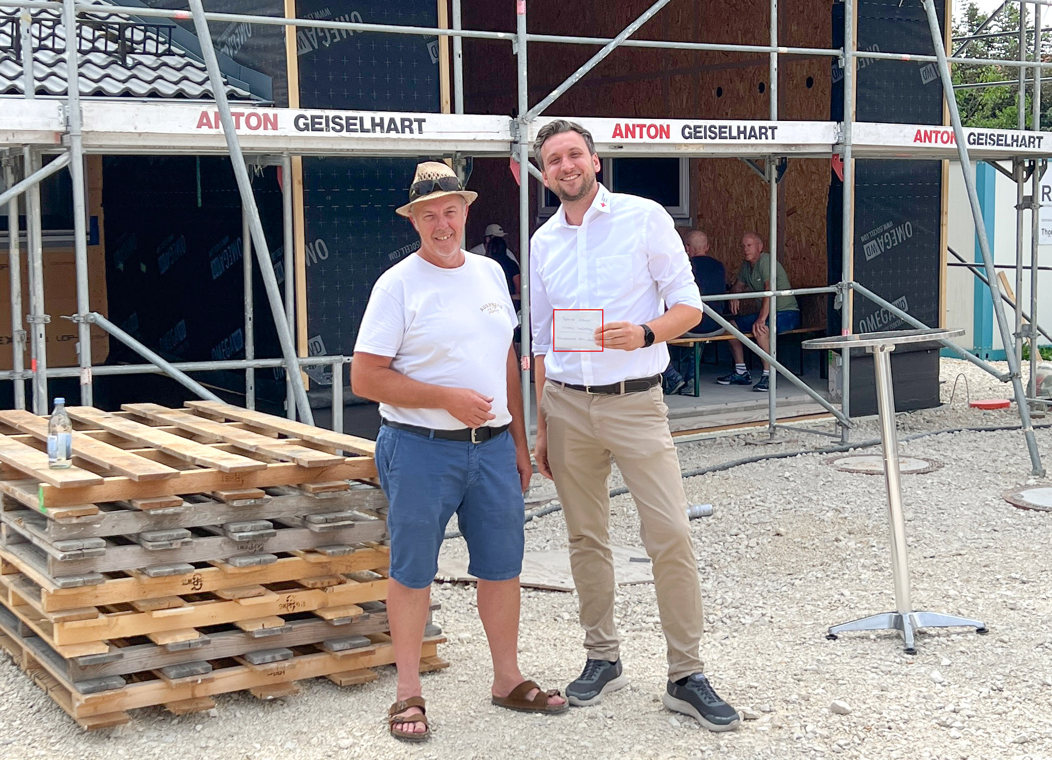 Bild: Jörg Betz, Rettungswachenleiter aus Engstingen, übergibt im Auftrag von „Ottos Garage“, eine Spende an Niklas Heinenmann, den Leiter des Rettungsdienstes beim DRK-Kreisverband Reutlingen.