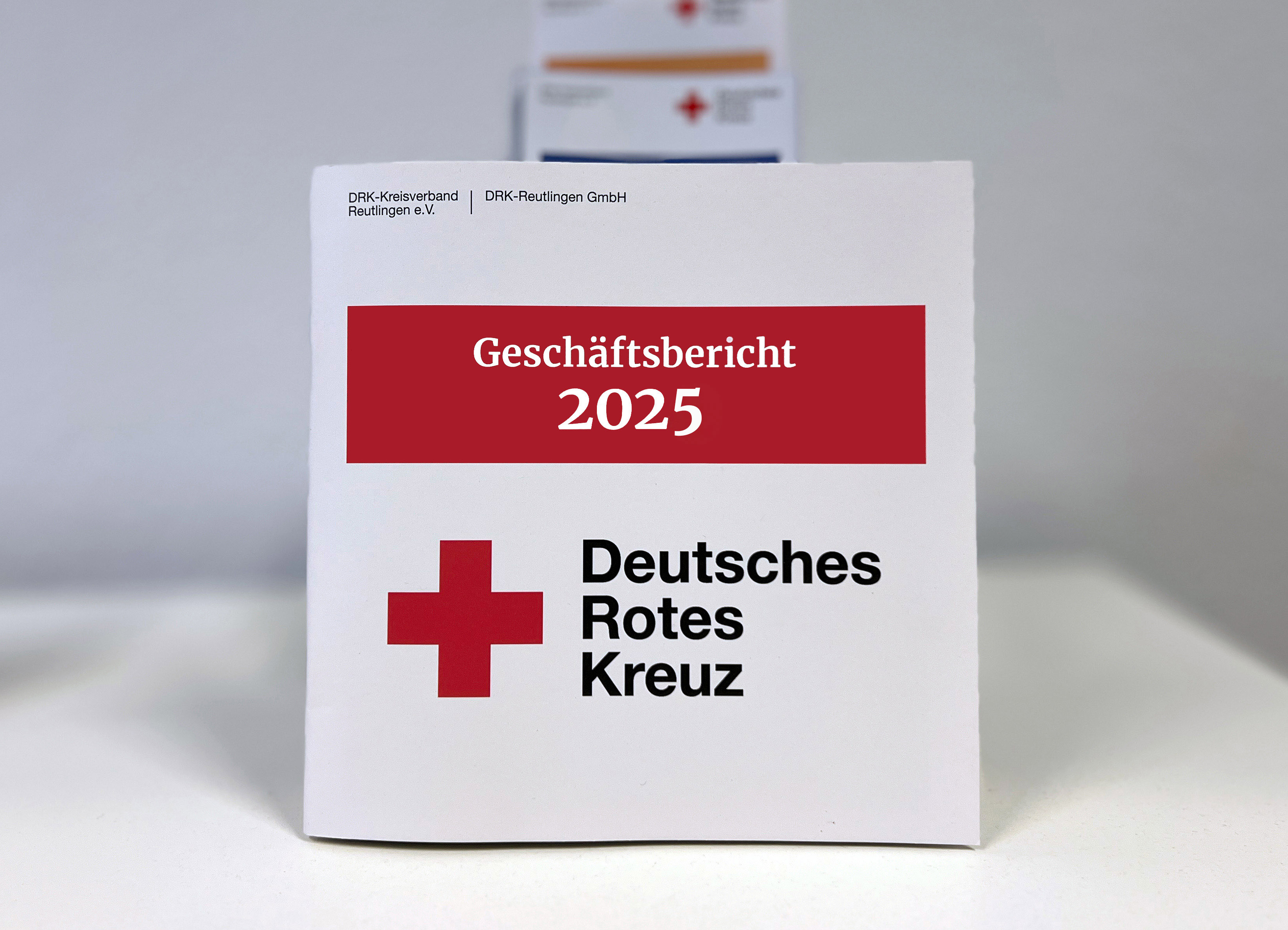 Bild: es zeigt die Vorderseite des Jahresberichtes 2026