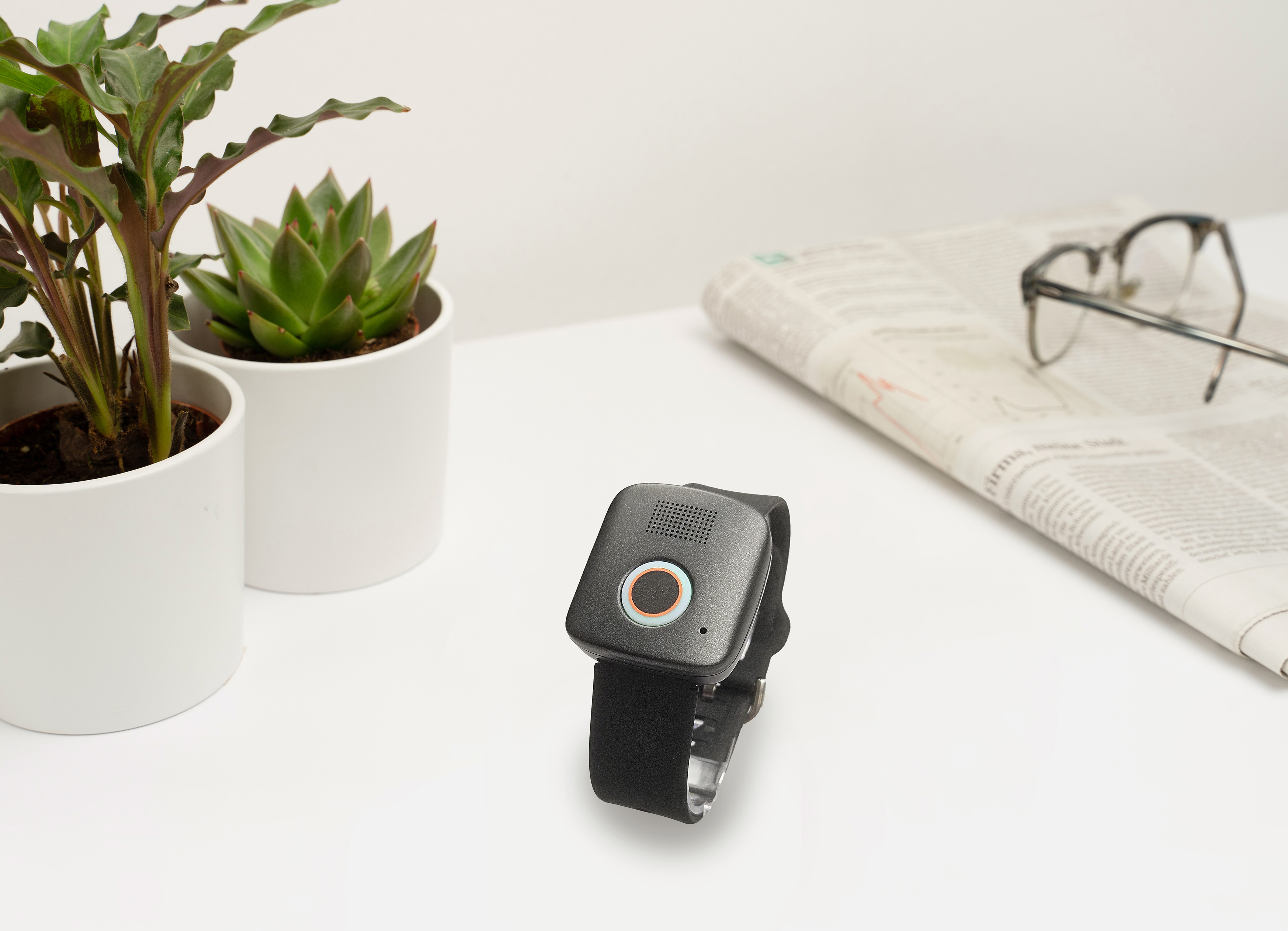 Das Foto zeigt ein Mobilrufgerät in Form einer Uhr.