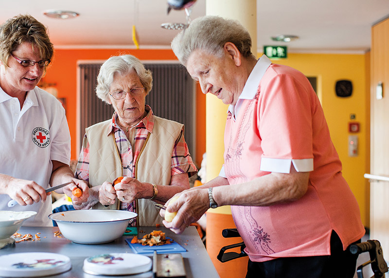 DRK-Mitarbeiterin kocht zusmamen mit zwei Seniorinnen